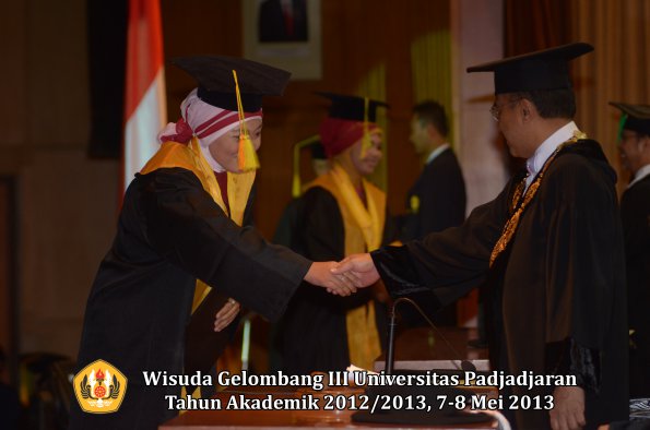 wisuda-unpad-gel-iii-ta-2012_2013-fakultas-ilmu-komunikasi-oleh-rektor-003