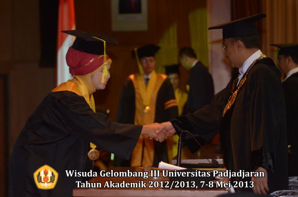wisuda-unpad-gel-iii-ta-2012_2013-fakultas-ilmu-komunikasi-oleh-rektor-004