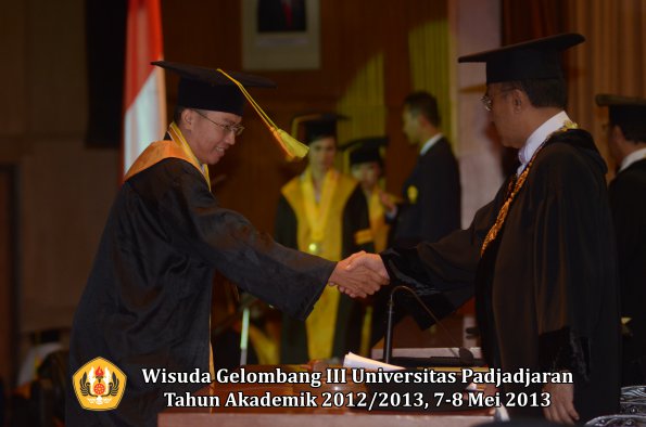 wisuda-unpad-gel-iii-ta-2012_2013-fakultas-ilmu-komunikasi-oleh-rektor-005