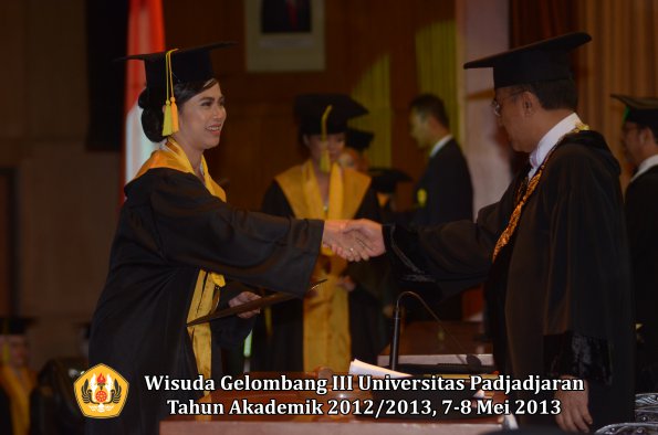 wisuda-unpad-gel-iii-ta-2012_2013-fakultas-ilmu-komunikasi-oleh-rektor-006