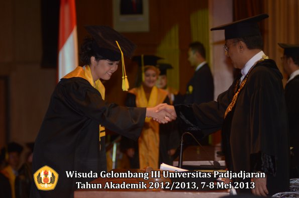 wisuda-unpad-gel-iii-ta-2012_2013-fakultas-ilmu-komunikasi-oleh-rektor-007
