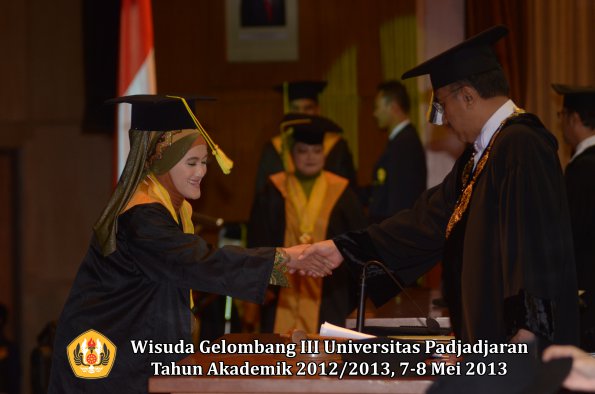 wisuda-unpad-gel-iii-ta-2012_2013-fakultas-ilmu-komunikasi-oleh-rektor-008