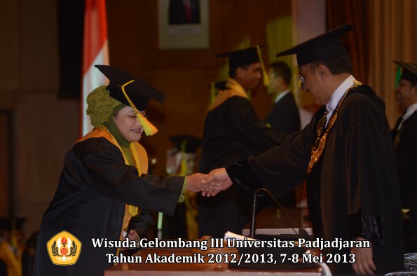 wisuda-unpad-gel-iii-ta-2012_2013-fakultas-ilmu-komunikasi-oleh-rektor-009