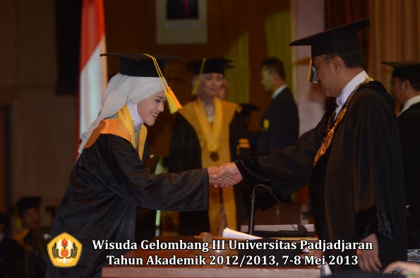 wisuda-unpad-gel-iii-ta-2012_2013-fakultas-ilmu-komunikasi-oleh-rektor-011