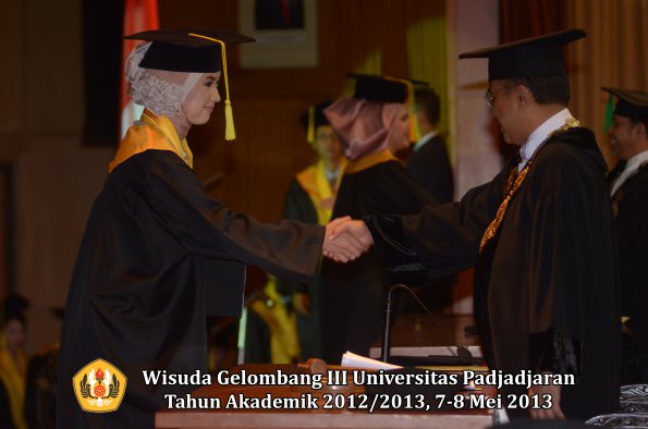 wisuda-unpad-gel-iii-ta-2012_2013-fakultas-ilmu-komunikasi-oleh-rektor-012