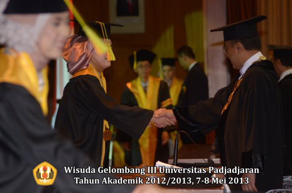 wisuda-unpad-gel-iii-ta-2012_2013-fakultas-ilmu-komunikasi-oleh-rektor-013