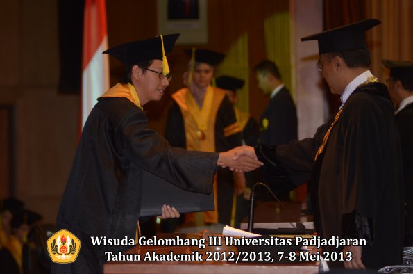 wisuda-unpad-gel-iii-ta-2012_2013-fakultas-ilmu-komunikasi-oleh-rektor-014