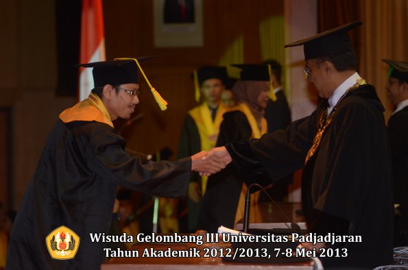 wisuda-unpad-gel-iii-ta-2012_2013-fakultas-ilmu-komunikasi-oleh-rektor-016