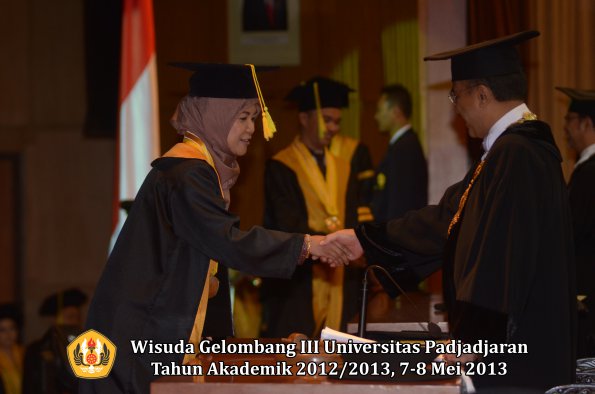 wisuda-unpad-gel-iii-ta-2012_2013-fakultas-ilmu-komunikasi-oleh-rektor-017