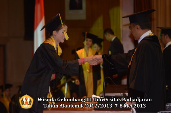 wisuda-unpad-gel-iii-ta-2012_2013-fakultas-ilmu-komunikasi-oleh-rektor-020