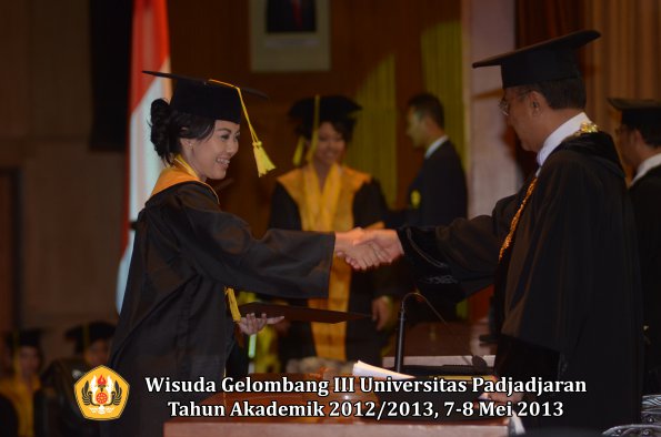 wisuda-unpad-gel-iii-ta-2012_2013-fakultas-ilmu-komunikasi-oleh-rektor-021