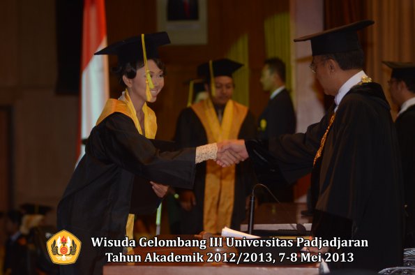 wisuda-unpad-gel-iii-ta-2012_2013-fakultas-ilmu-komunikasi-oleh-rektor-022