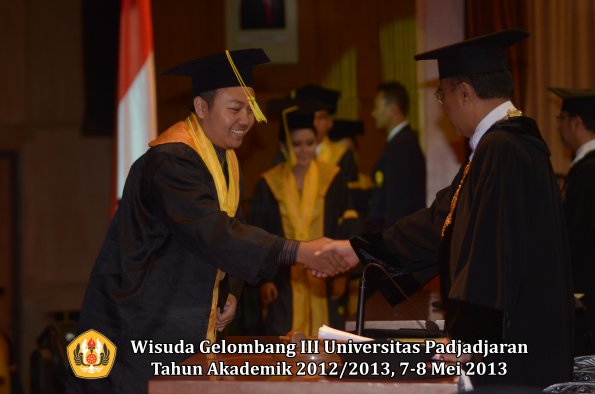 wisuda-unpad-gel-iii-ta-2012_2013-fakultas-ilmu-komunikasi-oleh-rektor-023