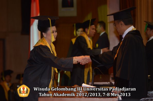 wisuda-unpad-gel-iii-ta-2012_2013-fakultas-ilmu-komunikasi-oleh-rektor-024