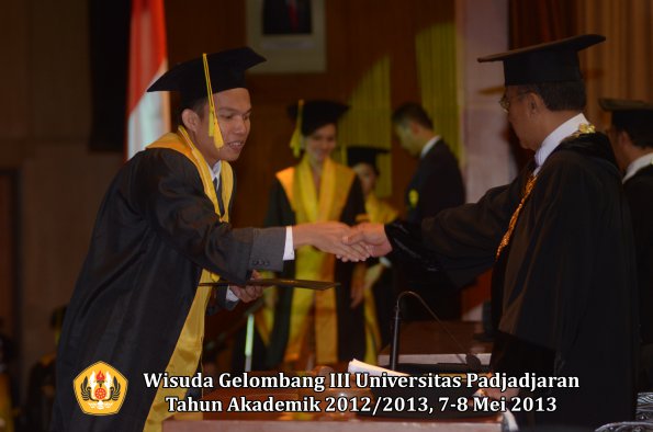 wisuda-unpad-gel-iii-ta-2012_2013-fakultas-ilmu-komunikasi-oleh-rektor-025