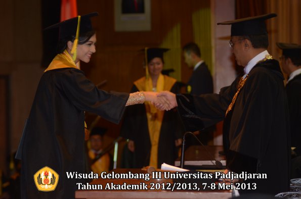 wisuda-unpad-gel-iii-ta-2012_2013-fakultas-ilmu-komunikasi-oleh-rektor-026