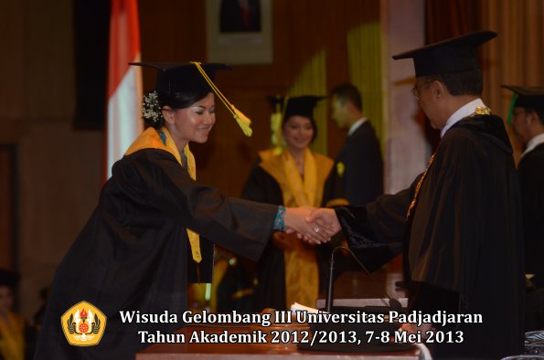 wisuda-unpad-gel-iii-ta-2012_2013-fakultas-ilmu-komunikasi-oleh-rektor-027