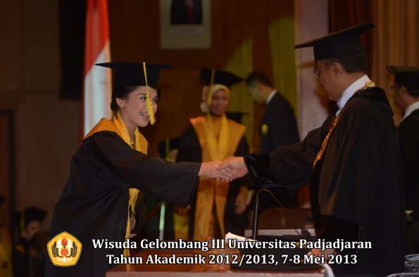 wisuda-unpad-gel-iii-ta-2012_2013-fakultas-ilmu-komunikasi-oleh-rektor-028