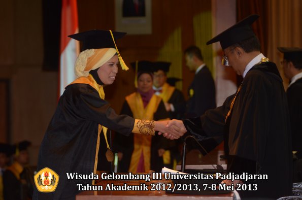 wisuda-unpad-gel-iii-ta-2012_2013-fakultas-ilmu-komunikasi-oleh-rektor-029