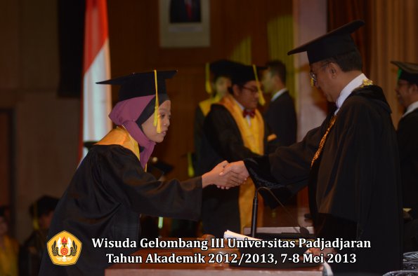 wisuda-unpad-gel-iii-ta-2012_2013-fakultas-ilmu-komunikasi-oleh-rektor-030