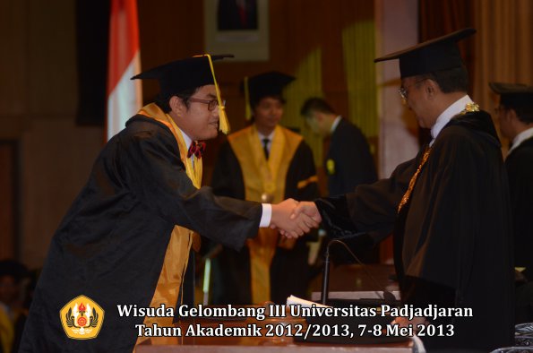 wisuda-unpad-gel-iii-ta-2012_2013-fakultas-ilmu-komunikasi-oleh-rektor-031