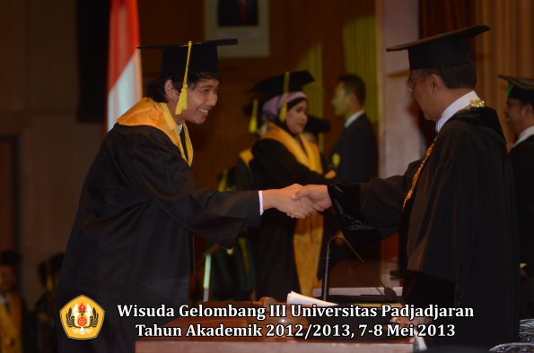 wisuda-unpad-gel-iii-ta-2012_2013-fakultas-ilmu-komunikasi-oleh-rektor-032