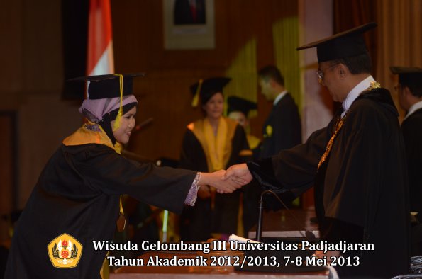 wisuda-unpad-gel-iii-ta-2012_2013-fakultas-ilmu-komunikasi-oleh-rektor-033