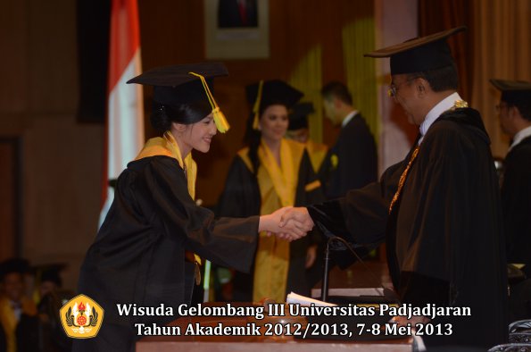 wisuda-unpad-gel-iii-ta-2012_2013-fakultas-ilmu-komunikasi-oleh-rektor-034