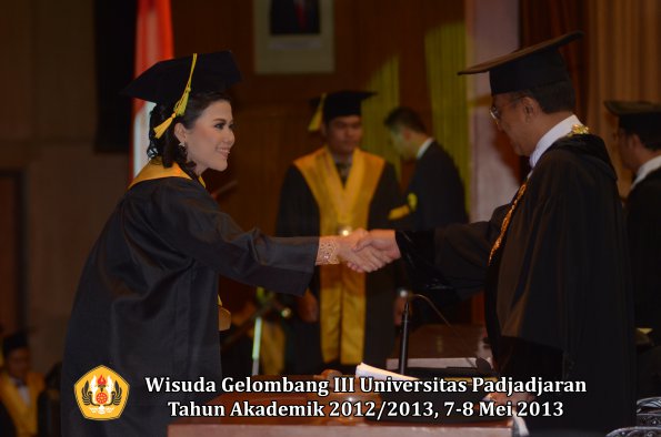 wisuda-unpad-gel-iii-ta-2012_2013-fakultas-ilmu-komunikasi-oleh-rektor-035