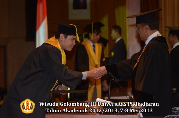 wisuda-unpad-gel-iii-ta-2012_2013-fakultas-ilmu-komunikasi-oleh-rektor-036