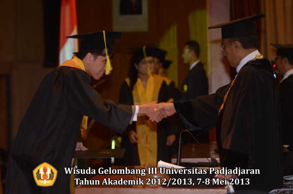 wisuda-unpad-gel-iii-ta-2012_2013-fakultas-ilmu-komunikasi-oleh-rektor-037