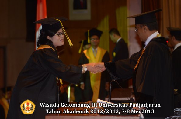 wisuda-unpad-gel-iii-ta-2012_2013-fakultas-ilmu-komunikasi-oleh-rektor-038