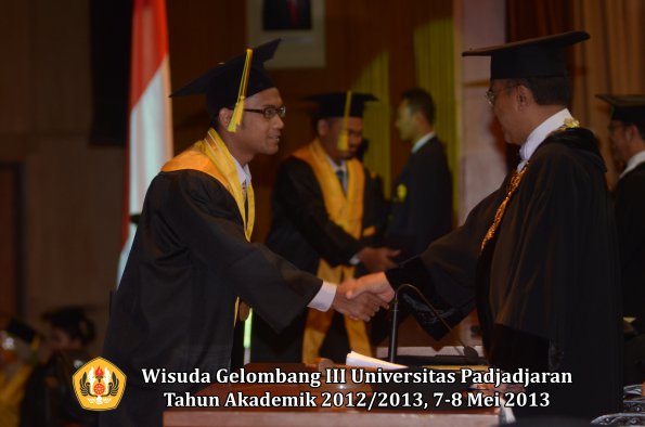 wisuda-unpad-gel-iii-ta-2012_2013-fakultas-ilmu-komunikasi-oleh-rektor-039