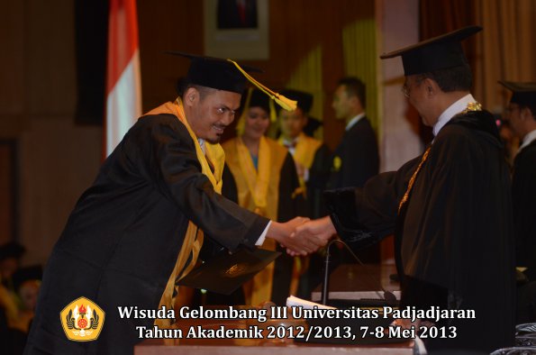 wisuda-unpad-gel-iii-ta-2012_2013-fakultas-ilmu-komunikasi-oleh-rektor-040