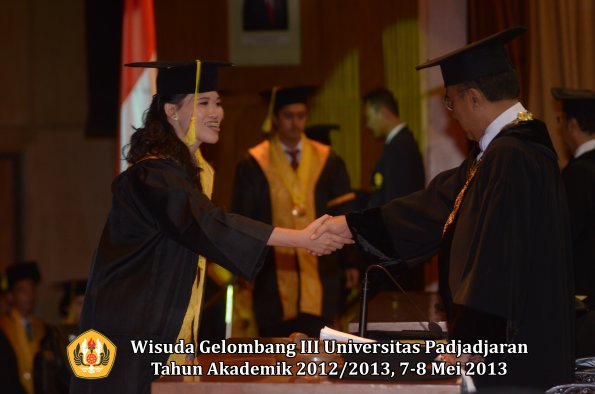 wisuda-unpad-gel-iii-ta-2012_2013-fakultas-ilmu-komunikasi-oleh-rektor-044
