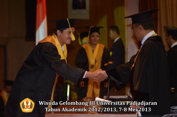 wisuda-unpad-gel-iii-ta-2012_2013-fakultas-ilmu-komunikasi-oleh-rektor-045