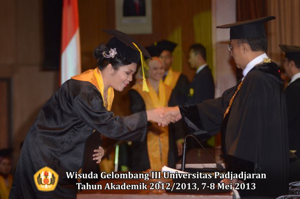 wisuda-unpad-gel-iii-ta-2012_2013-fakultas-ilmu-komunikasi-oleh-rektor-046