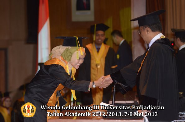 wisuda-unpad-gel-iii-ta-2012_2013-fakultas-ilmu-komunikasi-oleh-rektor-047