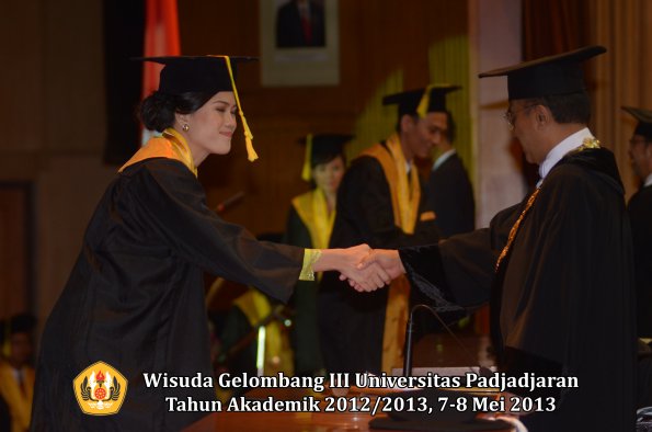 wisuda-unpad-gel-iii-ta-2012_2013-fakultas-ilmu-komunikasi-oleh-rektor-050