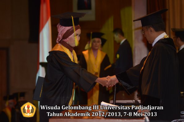 wisuda-unpad-gel-iii-ta-2012_2013-fakultas-ilmu-komunikasi-oleh-rektor-054