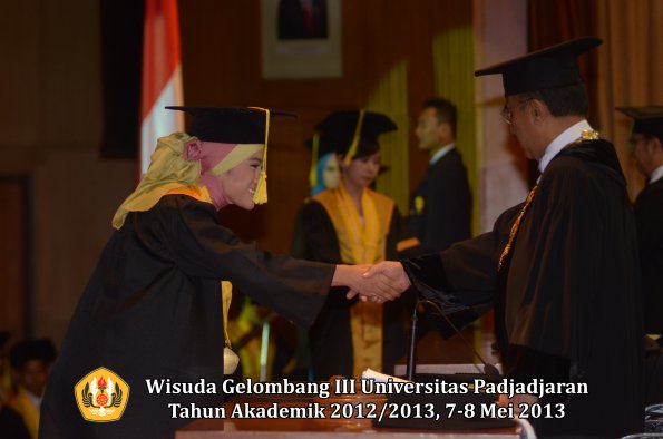 wisuda-unpad-gel-iii-ta-2012_2013-fakultas-ilmu-komunikasi-oleh-rektor-055