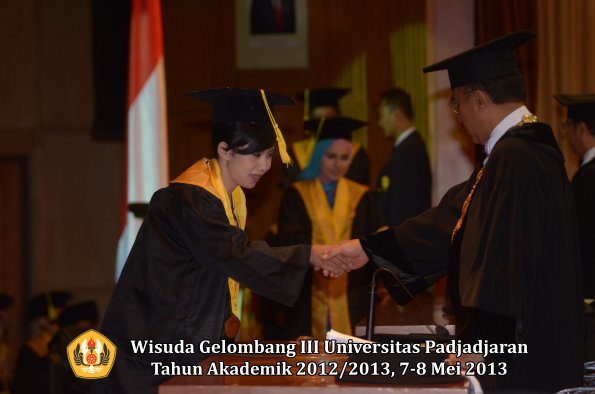 wisuda-unpad-gel-iii-ta-2012_2013-fakultas-ilmu-komunikasi-oleh-rektor-056