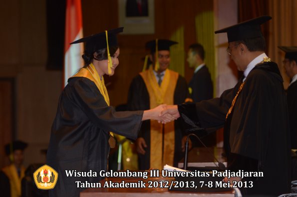 wisuda-unpad-gel-iii-ta-2012_2013-fakultas-ilmu-komunikasi-oleh-rektor-059