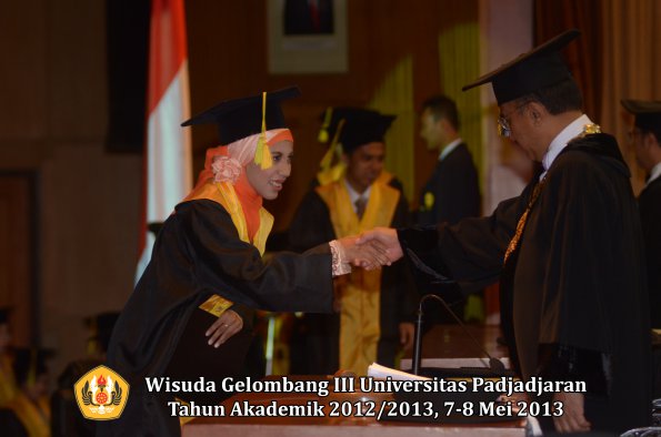 wisuda-unpad-gel-iii-ta-2012_2013-fakultas-ilmu-komunikasi-oleh-rektor-062