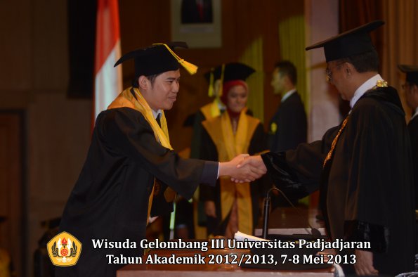 wisuda-unpad-gel-iii-ta-2012_2013-fakultas-ilmu-komunikasi-oleh-rektor-064