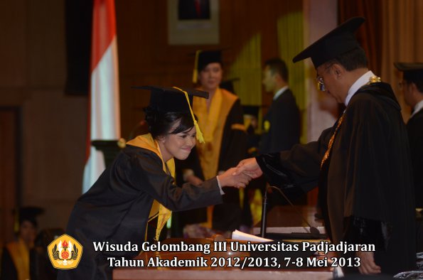 wisuda-unpad-gel-iii-ta-2012_2013-fakultas-ilmu-komunikasi-oleh-rektor-069