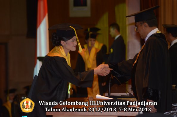 wisuda-unpad-gel-iii-ta-2012_2013-fakultas-ilmu-komunikasi-oleh-rektor-071