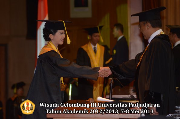 wisuda-unpad-gel-iii-ta-2012_2013-fakultas-ilmu-komunikasi-oleh-rektor-072