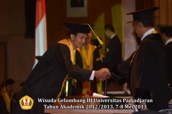 wisuda-unpad-gel-iii-ta-2012_2013-fakultas-ilmu-komunikasi-oleh-rektor-073