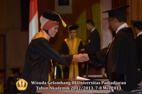 wisuda-unpad-gel-iii-ta-2012_2013-fakultas-ilmu-komunikasi-oleh-rektor-074